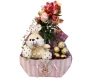 Cesta de páscoa com chocolates finos e um arranjo de flores