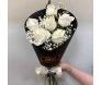 buquê de rosas brancas no papel preto