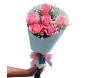 Buquê elegante de seis rosas cor de rosa com gipsonfila, envolto em papel branco com laço rosa, ideal para presentear.