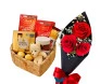 Cesta de coração com chocolates Lindt, Ferrero Rocher, Nutella, ursinho e buquê de três rosas vermelhas.