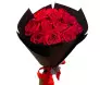 Buquê de doze rosas vermelhas envolto em papel preto com laço vermelho