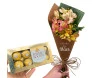 caixa de ferrero rocher acompanhado de um buquê de flores astromélias envolto em uma embalagem de papel kraft