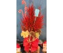 Pinheiro natural pigmentado de vermelho com arranjo de flores secas e pinha decorativa em cachepot natalino