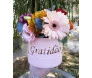 Box com arranjo de flores rosadas
