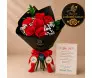 Kit Akai Ito com buquê de 6 rosas colombianas vermelhas em papel preto, laço de cetim com dois pingentes de mãos conectadas e cartão explicativo da lenda - Ikebana Flores BH.
