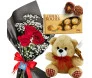 buquê com 3 rosas vermelhas rodeado de gipsonfila embalado por um papel preto e laço vermelho. Ao lado uma caixa de chocolates ferrero rocher e um ursinho de pelúcia.