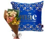 kit com buquê de astromélias e almofada azul
