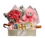 Kit de maternidade com ursinho rosa, flores de astromélia e chocolates Ferrero Rocher em caixa com pegadas, da Ikebana Flores