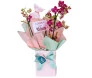 Mini orquídea roxa em box branca decorada com laço verde e rosa e plaquinha Feliz Dia das Mães