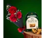 Mini panetone com gotas de chocolate e buquê de três rosas vermelhas em cone