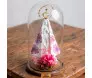 Imagem de Nossa Senhora com coroa dourada em gesso dentro de cúpula de vidro decorativa com flores secas