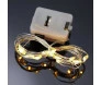 Luzes de LED douradas em fios finos seguradas em mãos, iluminando com um brilho suave