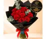 Buquê Rubi Dia dos Namorados com rosas vermelhas, eucalipto e embalagem preta ao lado de envelope vinho com selo dourado - Ikebana Flores BH.