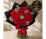 Grandioso Buquê Rubi de 30 rosas vermelhas premium com ramos de eucalipto fresco, envolto em embalagem de papel fosco preto com laço de cetim vermelho - Ikebana Flores BH.