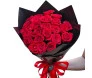 Buquê de 24 rosas vermelhas em papel black com laço de cetim vermelho.