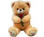 Urso de pelúcia grande segurando rosa vermelha com inscrição "Te Amo" nos pés