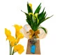 Arranjo de flores callas amarelas em uma caixa, representando elegância e vivacidade